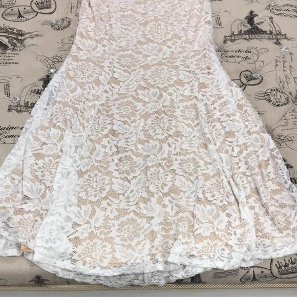 B. Darlin Gown Nude Off White Plus Floral-Lace Dress - Picture 5 of 8